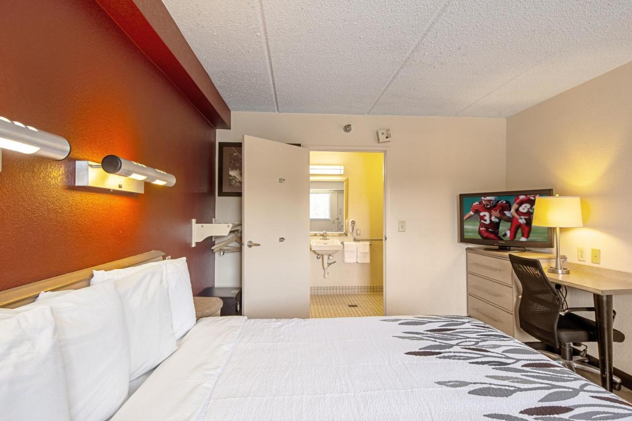 Red Roof Inn Фэрмонт Экстерьер фото