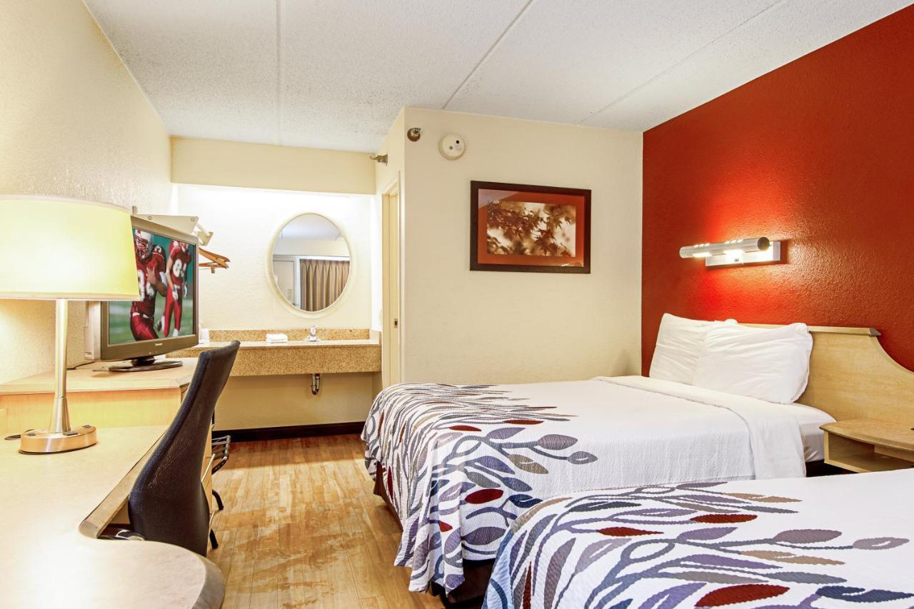 Red Roof Inn Фэрмонт Экстерьер фото