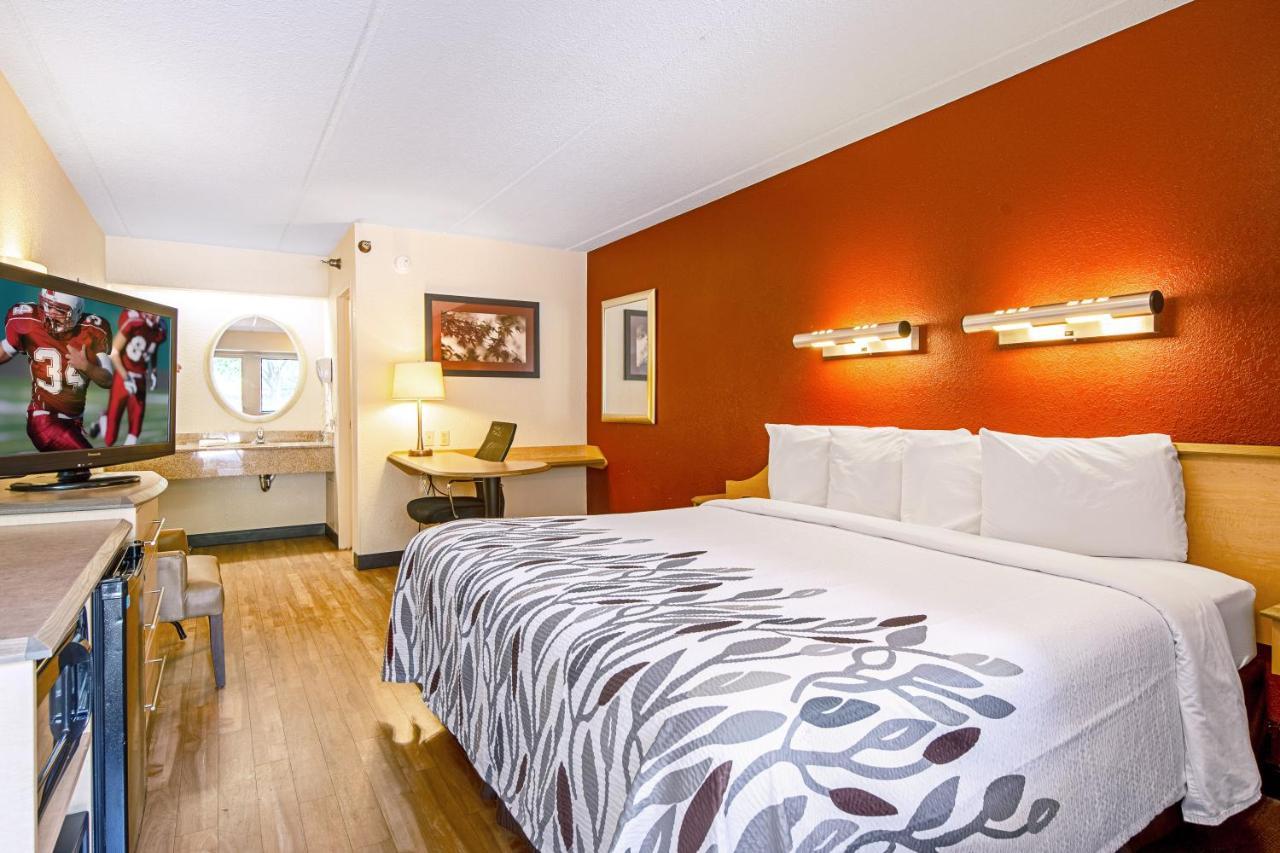 Red Roof Inn Фэрмонт Экстерьер фото