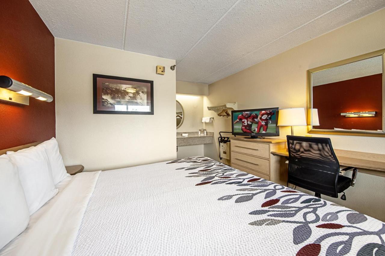 Red Roof Inn Фэрмонт Экстерьер фото