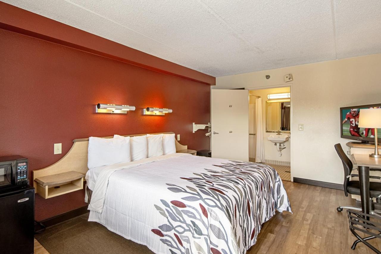 Red Roof Inn Фэрмонт Экстерьер фото