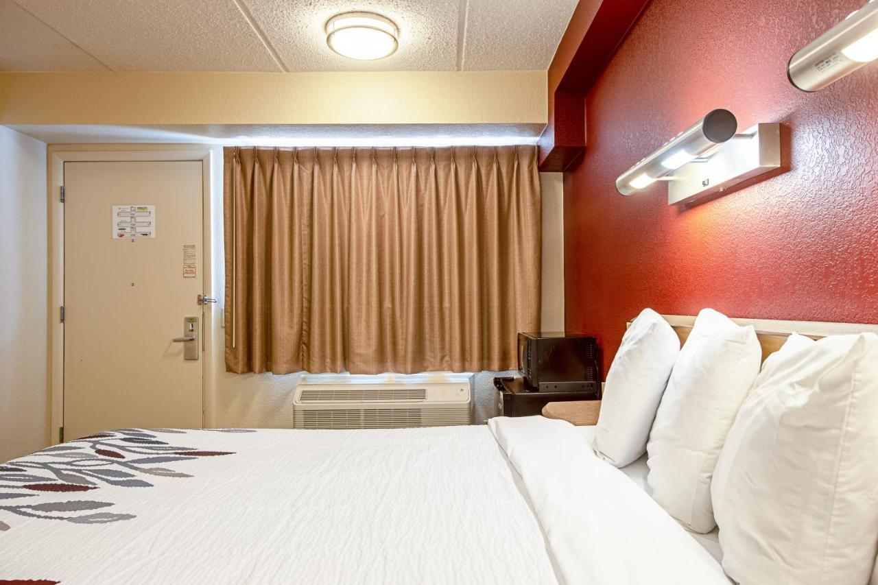 Red Roof Inn Фэрмонт Экстерьер фото