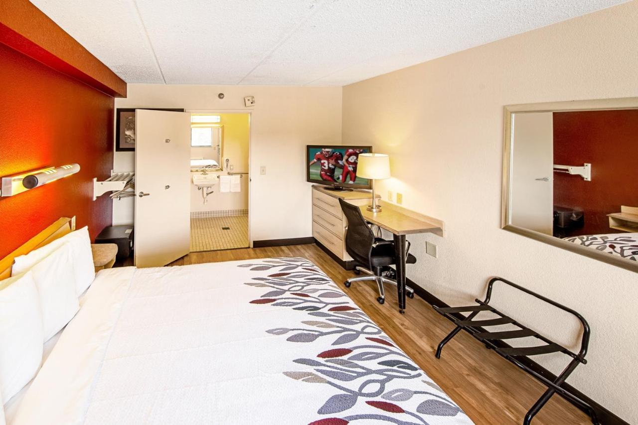 Red Roof Inn Фэрмонт Экстерьер фото