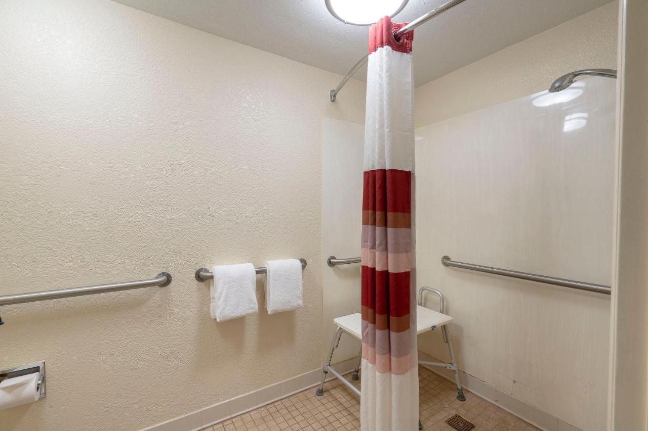 Red Roof Inn Фэрмонт Экстерьер фото