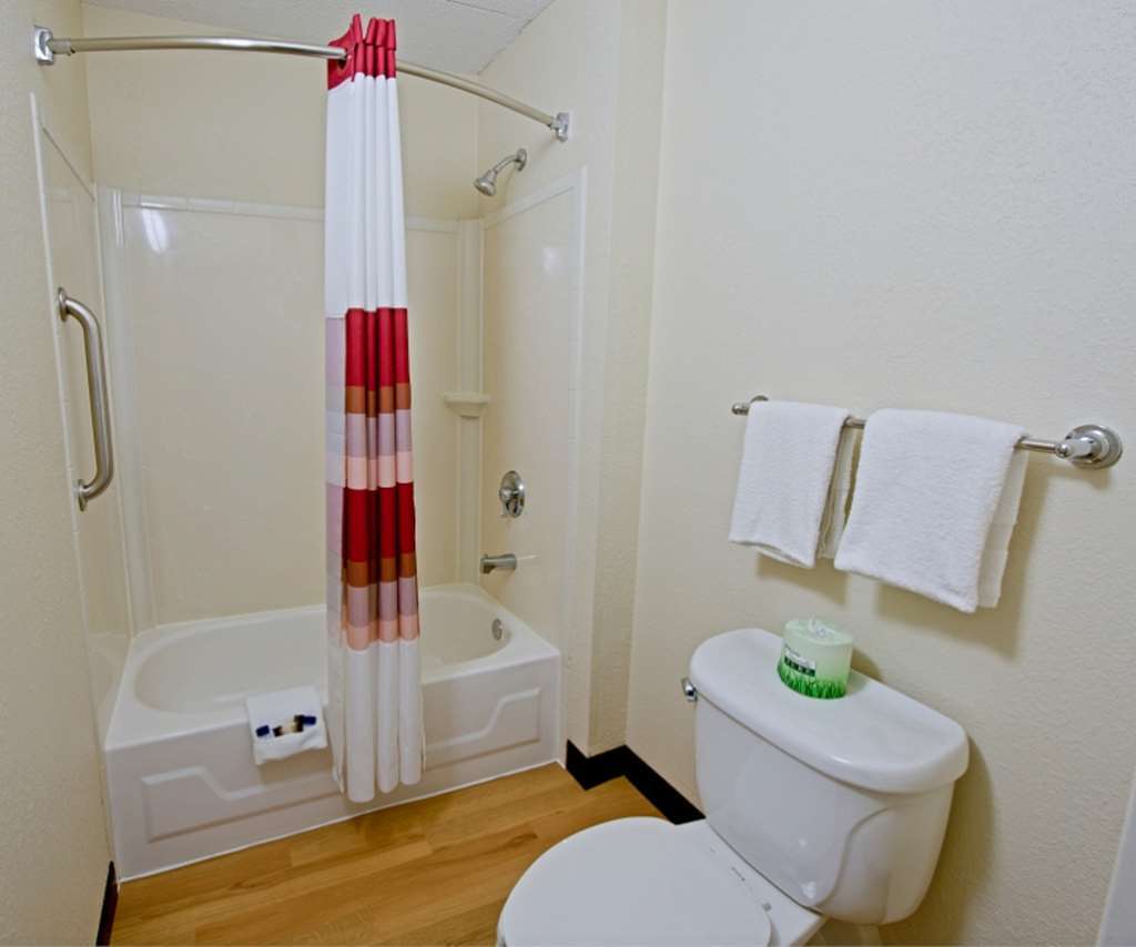 Red Roof Inn Фэрмонт Номер фото