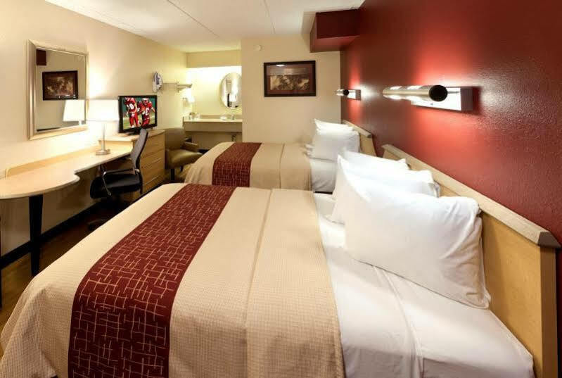 Red Roof Inn Фэрмонт Экстерьер фото