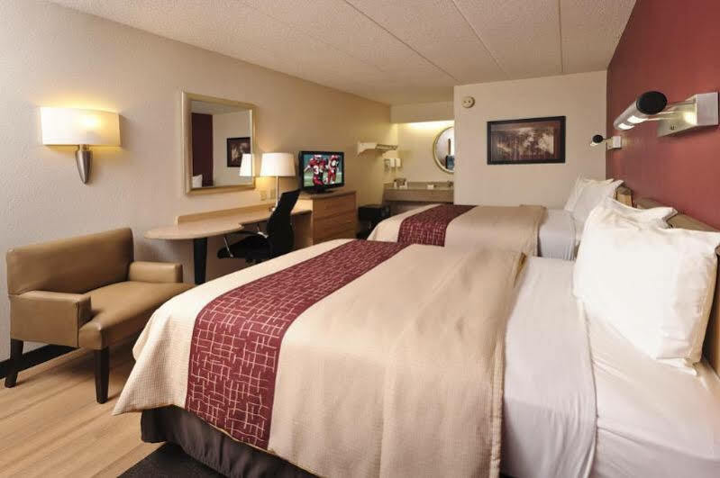 Red Roof Inn Фэрмонт Экстерьер фото