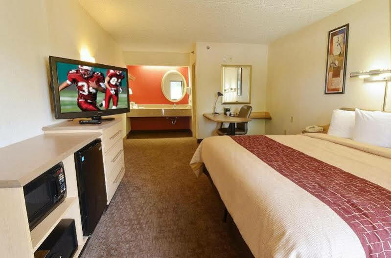 Red Roof Inn Фэрмонт Экстерьер фото